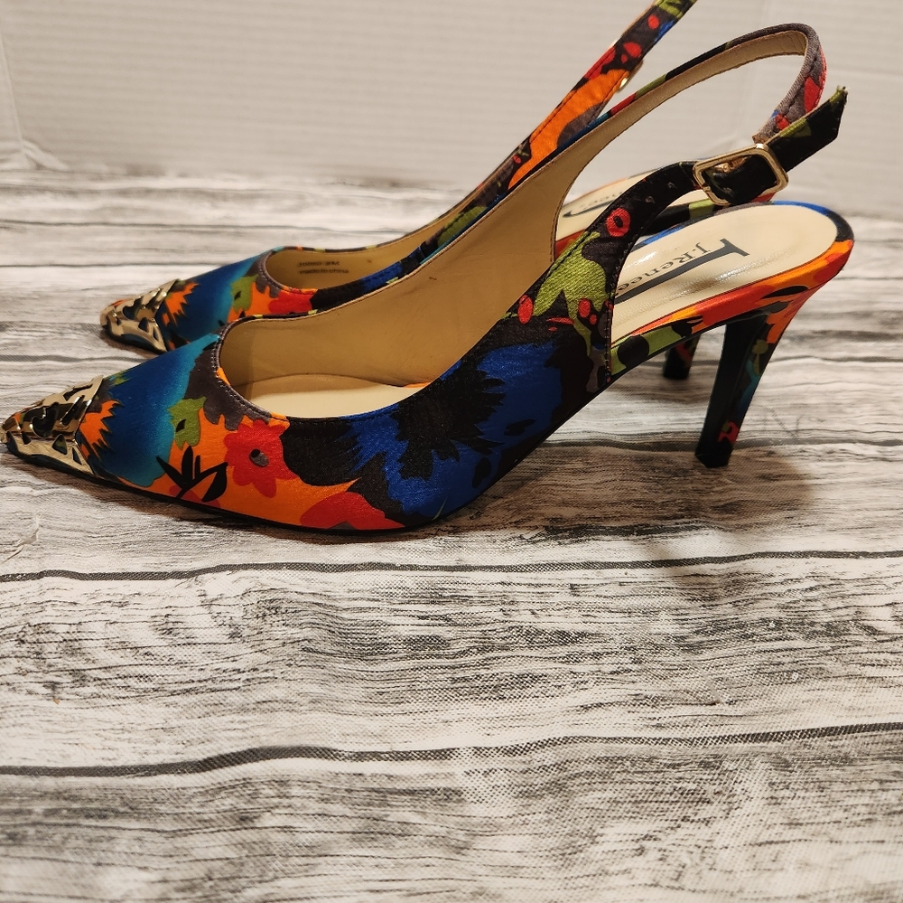 J.Renee Multi-Colored Heels with‎ Floral Pattern and Gold Toe - Picture 3 of 10